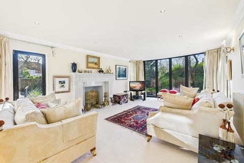 4 bed property, in Linden Close, £925,000