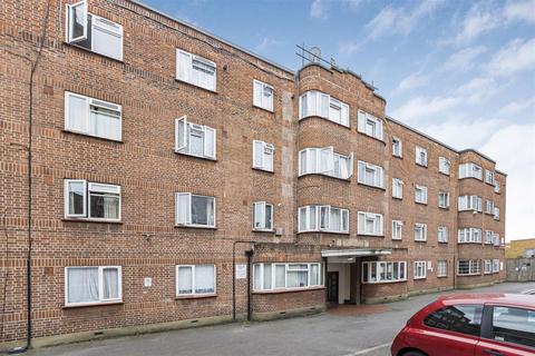 2 bed property, in Lea Bridge Road, £290,000