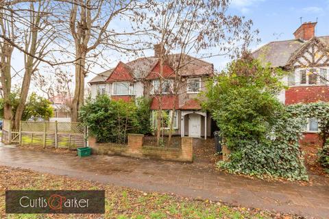 5 bed property, in Gunnersbury Avenue, £895,000