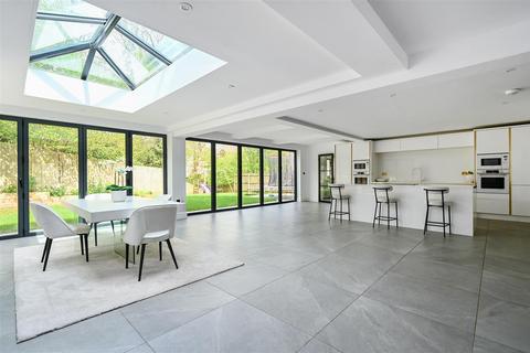 5 bed property, in The Russets, £675,000