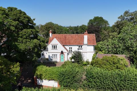 6 bed property, in Burleigh Lane, £795,000