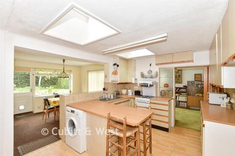 3 bed property, in Horley Row, £650,000