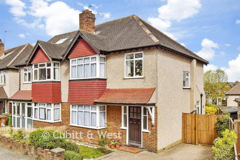 3 bed property, in Gauntlett Road, £580,000