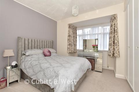 3 bed property, in Gauntlett Road, £580,000