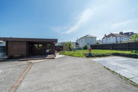 3 bed property, in Clovelly Road, £300,000