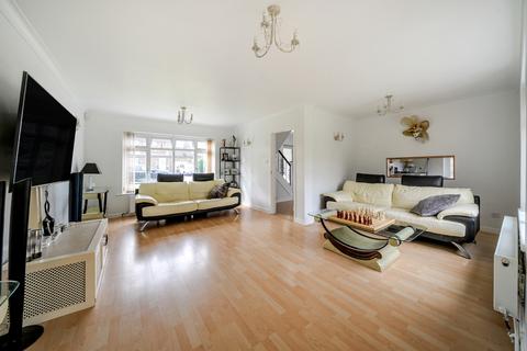 4 bed property, in Round Grove, £700,000
