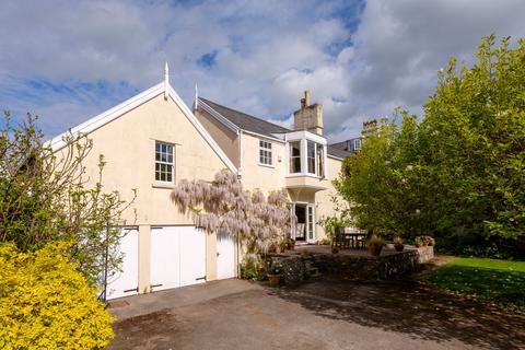 6 bed property, in Brockely Chase, £900,000
