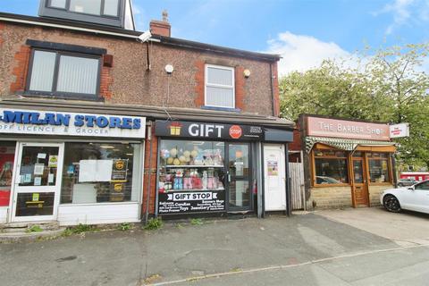 1 bed property, in St. Enochs Road, £200,000