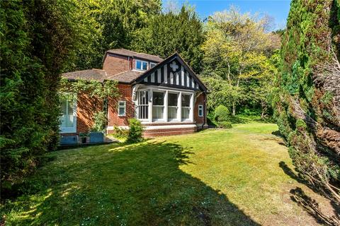 2 bed property, in Reigate Hill, £599,950