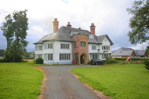 6 bed property, in Neuadd Wen, £425,000