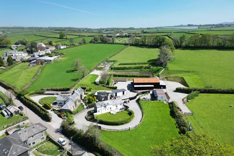 4 bed property, in Lower Hill Farm, £1,650,000