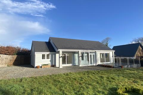3 bed property, in Coads Green, £425,000