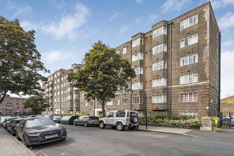 1 bed property, in Corner Fielde, £200,000
