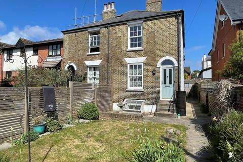 2 bed property, in Wellington Road, £280,000