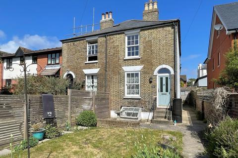 2 bed property, in Wellington Road, £239,950