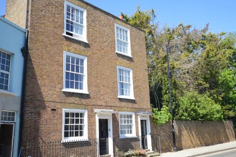 3 bed property, in Thames Street, £800,000