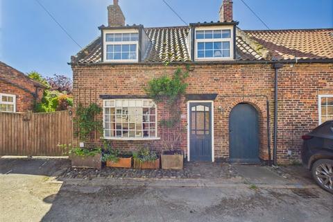 2 bed property, in Main Street, £200,000