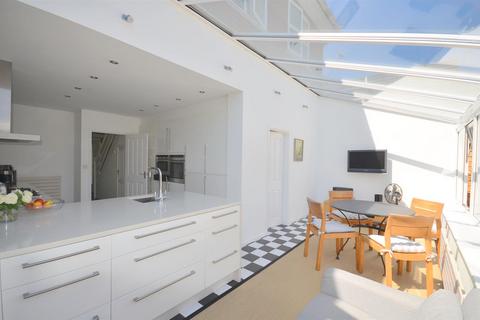 4 bed property, in Maesmawr, £375,000