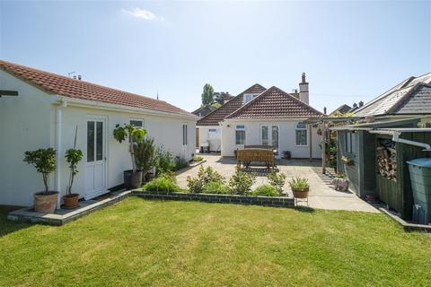 4 bed property, in Balfour Road, £750,000