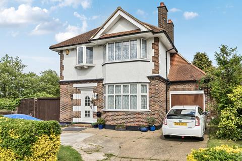 3 bed property, in Woodyates Road, £775,000