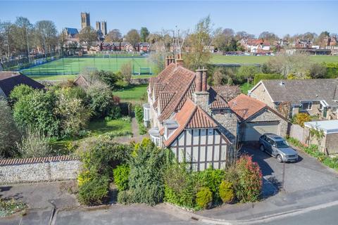 5 bed property, in St. Giles Mede, £795,000