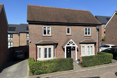 3 bed property, in Craftmans Crescent, £465,000