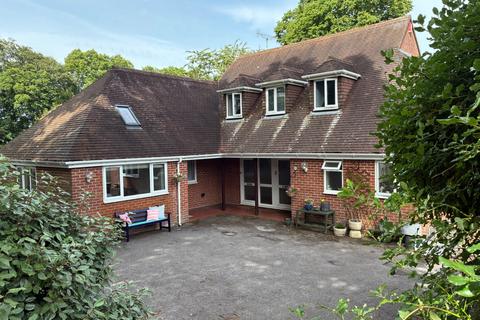 5 bed property, in Culliford Road North, £700,000
