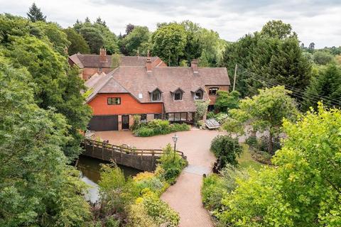 7 bed property, in Old Rectory Lane, £900,000