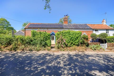 2 bed property, in Blackheath Road, £450,000