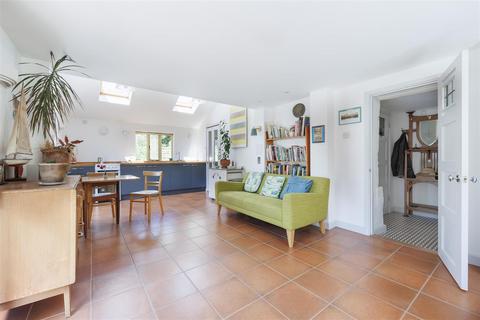 2 bed property, in Blackheath Road, £450,000