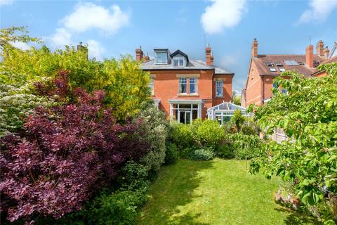 5 bed property, in The Avenue, £725,000
