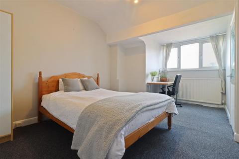 4 bed property, in Queens Road, £170,000