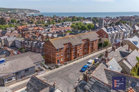 2 bed property, in 15 Sandringham Court, £264,000