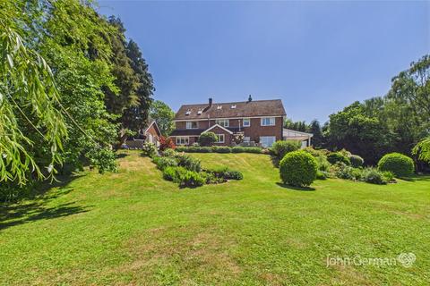5 bed property, in Main Street, £900,000