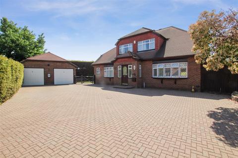 4 bed property, in Barn End Drive, £975,000