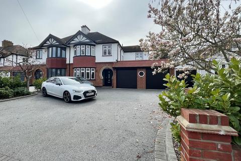 4 bed property, in Pettits Lane, £875,000