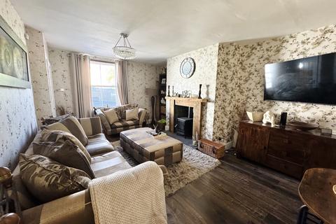 2 bed property, in Rosegarth, £125,000