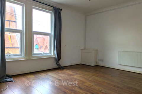 2 bed property, in Waverley Road, £129,500