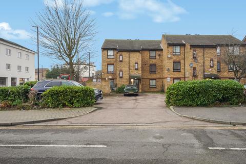 1 bed property, in Premier Court, £199,995