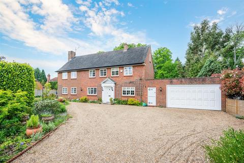 5 bed property, in Wonford Close, £1,395,000