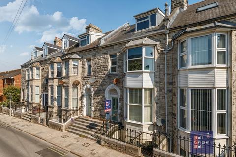 1 bed property, in 130 High Street, £170,000