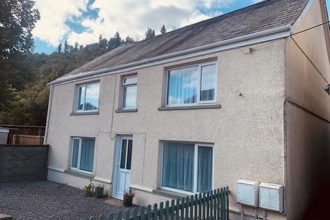 6 bed property, in Golden Lion Terrace, £325,000