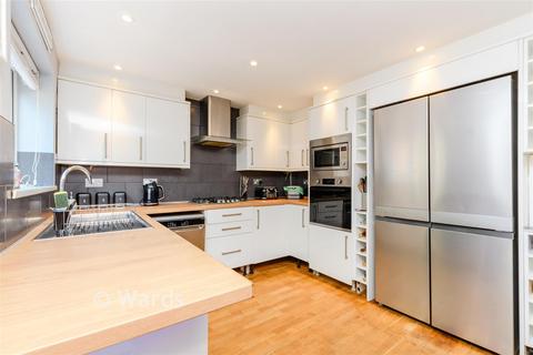 4 bed property, in Churchside, £445,000