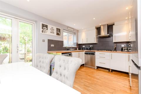 4 bed property, in Churchside, £445,000