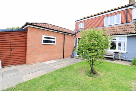 2 bed property, in Alnwick Close, £229,995