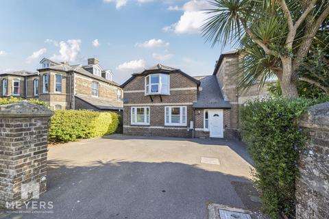 4 bed property, in Prince Of Wales Road, £425,000