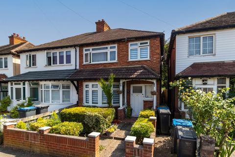 3 bed property, in Elm Road, £650,000