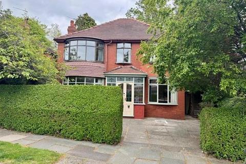 5 bed property, in Hall Drive, £550,000