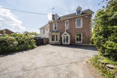 7 bed property, in Leominster, £575,000