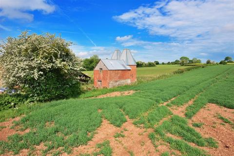 3 bed property, in Sutton St. Nicholas, £325,000